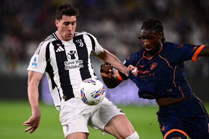 Penyerang Juventus, Dusan Vlahovic (kiri), sudah lebih dari 1 bulan tidak mencetak gol di Liga Italia.