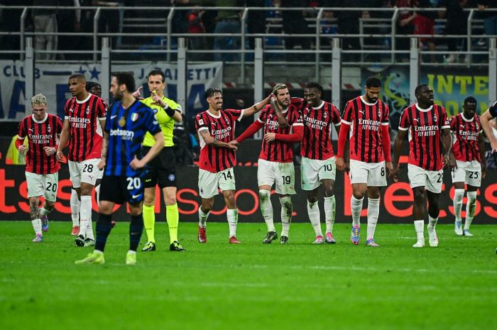 Gelandang Inter Milan, Hakan Calhanoglu, di tengah perayaan para pemain AC Milan di leg kedua semifinal Piala Italia, Rabu (23/4/2025) di Giuseppe Meazza.