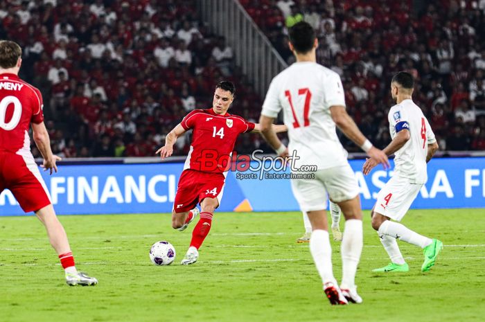 Joey Pelupessy (tengah) sedang menguasai bola dalam laga lanjutan babak penyisihan Grup C Kualifikasi Piala Dunia 2026 zona Asia antara Timnas Indonesia versus Timnas Bahrain di Stadion Utama Gelora Bung Karno, Senayan, Jakarta, Selasa (25/3/2025).