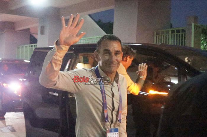 Asisten pelatih timnas Indonesia, Gerald Vanenburg, menyapa saat hadir di Stadion Patriot Candrabhaga, Bekasi, Jawa Barat, Minggu (2/2/2025).