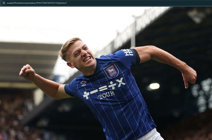 Penyerang Ipswich Town, Liam Delap, bakal menjadi rebutan Man United dan Chelsea usai timnya resmi terdegradasi ke Divisi Championship.