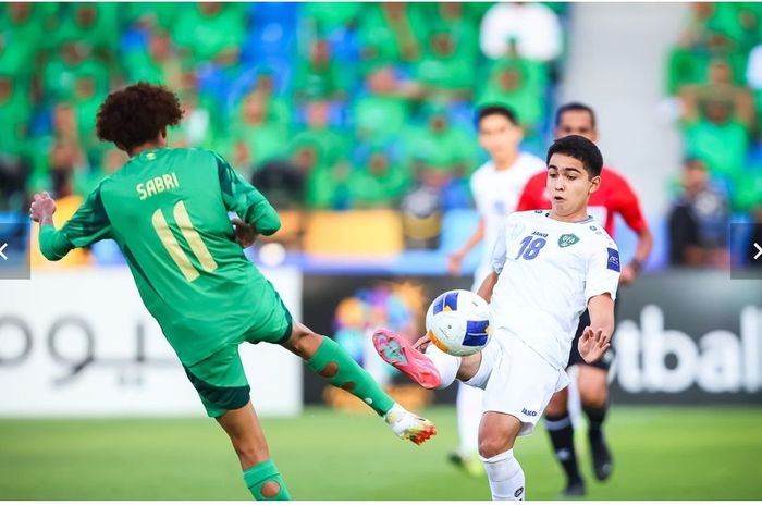 Suasana pertandingan antara Uzbekistan vs Arab Saudi pada laga final Piala Asia U-17 2025 di King Fahd Sports City, Arab Saudi, Minggu (20/4/2025).