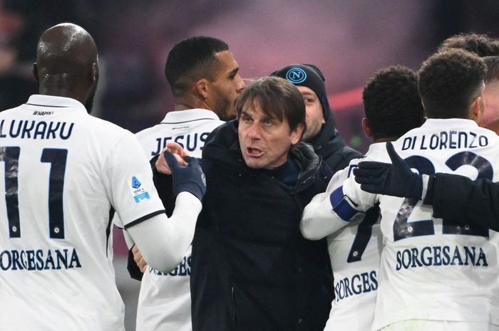 Antonio Conte (tengah), mengakui Napoli membuat langkah penting untuk meraih scudetto setelah mengalahkan Lecce 1-0 pada pekan ke-35 Liga Italia, Sabtu (3/5/2025) di Via del Mare.