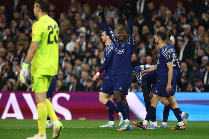 Para pemain PSG merayakan gol Nuno Mendes ke gawang Aston Villa yang dikawal Emiliano Martinez dalam duel perempat final Liga Champions di Villa Park (15/4/2025).