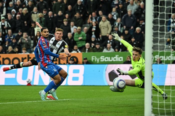 Harvey Barnes mencetak salah satu gol Newcastle United saat mengalahkan Crystal Palace 5-0 dalam laga tunda Liga Inggris, Rabu (16/4/2025) di St James