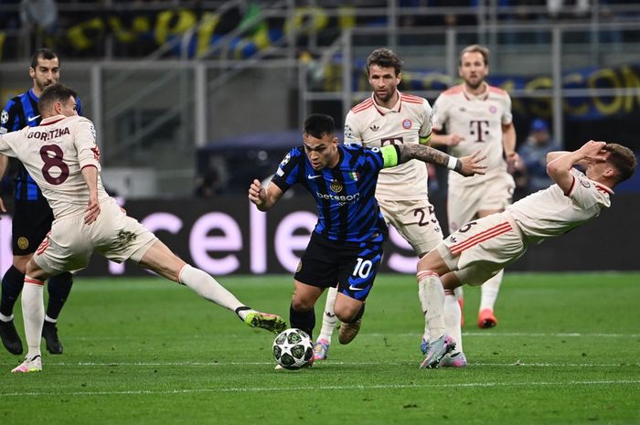 Aksi Lautaro Martinez menerobos adangan pemain musuh dalam laga Inter Milan vs Bayern Muenchen pada perempat final Liga Champions di Giuseppe Meazza (16/4/2025).