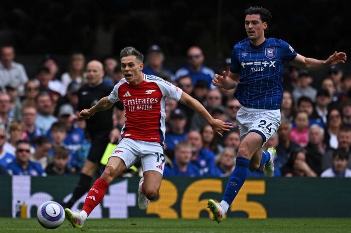 Leandro Trossard dua kali menjebol gawang lawan dalam pesta gol Arsenal di laga Liga Inggris melawan Ipswich Town, Minggu (20/4/2025) di Portman Road.