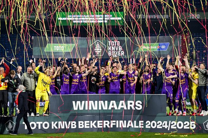 Go Ahead Eagles, klubnya pemain timnas Indonesia Dean James dan mantan klubnya Jay Idzes, menjuarai Piala Belanda usai menang adu penalti atas AZ Alkmaar pada final di De Kuip, Rotterdam (21/4/2025).