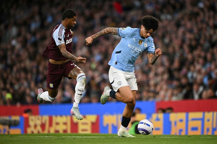 Marcus Rashford berduel dengan Nico O