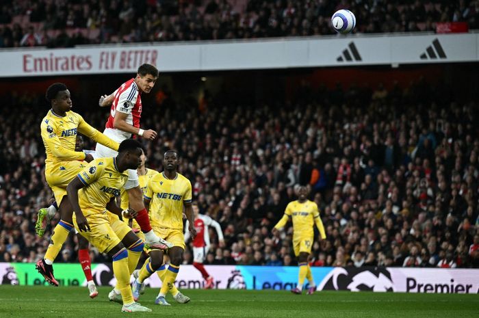 Momen bek Arsenal, Jakub Kiwior, mencetak gol pembuka ke gawang Crystal Palace pada menit ke-3 dalam hasil seri 2-2 yang berlangsung pada pekan ke-34 Liga Inggris 2024-2025 di Stadion Emirates, Rabu (23/4/2025) atau Kamis dini hari WIB.