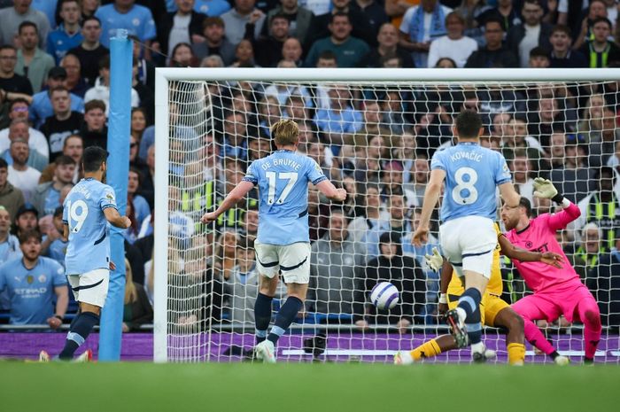Gelandang Manchester City, Kevin De Bruyne, mencetak gol ke gawang Wolverhampton Wanderers dalam lanjutan Liga Inggris di Etihad Stadium, Jumat (2/5/2025).