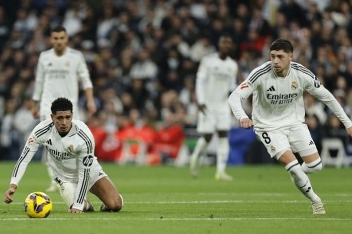 Fede Valverde (kanan) mencetak gol kemenangan Real Madrid atas Bilbao.
