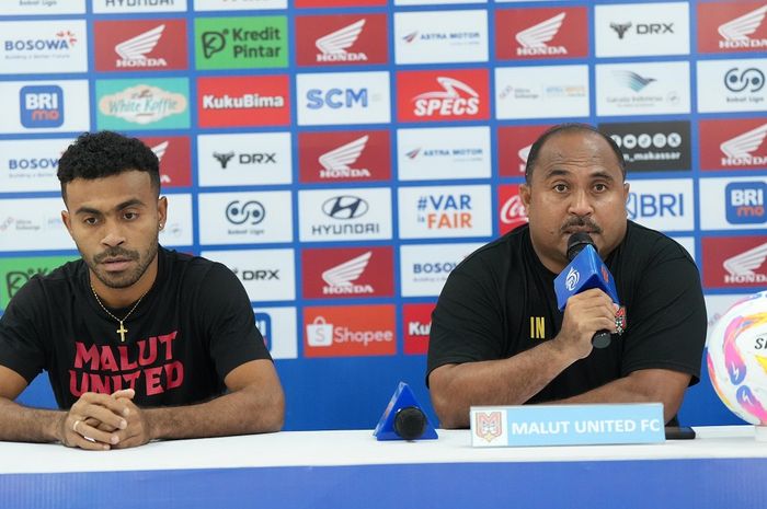 Pemain Malut United, Yance Sayuri, dan pelatih Imran Nahumarury dalam jumpa pers menjelang laga Liga 1 melawan PSM di Parepare, Jumat (9/5/2025).