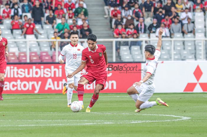 Pemain timnas Vietnam bernama Nguyen Quang Hai (kiri) mundur dari ASEAN All-Stars.