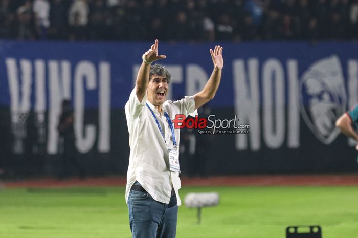 Pelatih Bali United, Stefano Cugurra alias Teco, memberikan kritik keras kepada wasit Liga 1.