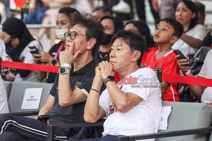 Mantan pelatih timnas Indonesia, Shin Tae-yong (kanan), saat menonton laga Skuad Garuda melawan timnas Australia di Coffee +62, Sudirman, Jakarta, Kamis (20/3/2025).