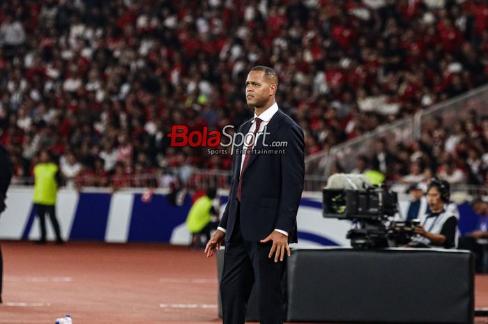 Pelatih Timnas Indonesia, Patrick Kluivert, pamer foto dengan suporter Indonesia saat nonton El Clasico.