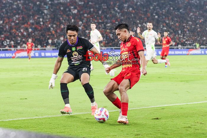 Rayhan Hannan (kanan) sedang menguasai bola dan dibayangi Ernando Ari Sutaryadi (kiri) dalam laga pekan ke-28 Liga 1 2024 antara Persija Jakarta versus Persebaya Surabaya di Stadion Utama Gelora Bung Karno, Senayan, Jakarta, Sabtu (12/4/2025).