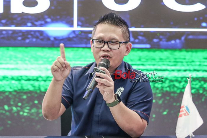 Direktur Operasional PT LIB (Liga Indonesia Baru), Asep Saputra, sedang memberikan keterangan kepada awak media di Menara Mandiri II, Sudirman, Jakarta, Rabu (7/5/2025).