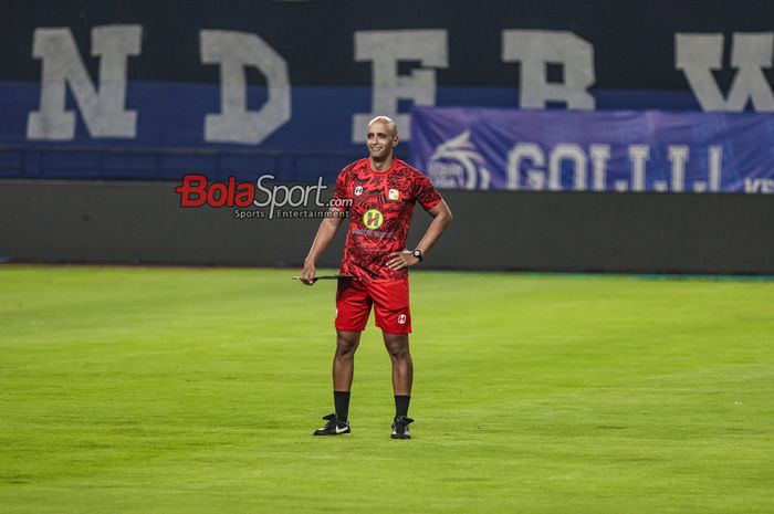 Pelatih Barito Putera, Vitor Tinoco, sedang memantau para pemainnya berlatih di Stadion Gelora Bandung Lautan Api, Bandung, Jawa Barat, Kamis (8/5/2025).