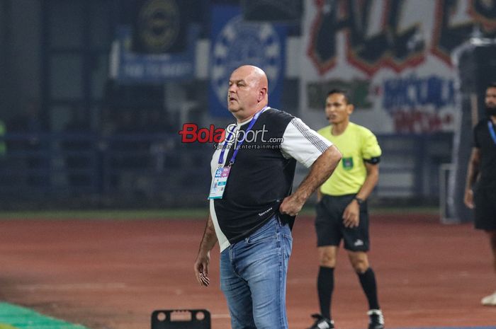 Pelatih Persib Bandung, Bojan Hodak, sedang memantau timnya bertanding di Stadion Gelora Bandung Lautan Api, Bandung, Jawa Barat, Jumat (9/5/2025).