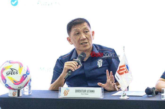 Direktur Utama PT LIB (Liga Indonesia Baru), Ferry Paulus, sedang memberikan keterangan kepada awak media di Menara Mandiri II, Sudirman, Jakarta, Kamis (15/5/2025) siang.