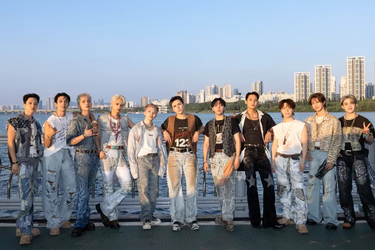 Menandai satu dekade karier di industri K-pop, SEVENTEEN hadir dengan semangat baru lewat album penuh kelima HAPPY BURSTDAY. (X @pledis_17)