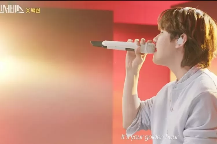 Baekhyun EXO tampil di acara Lee Mujin Service dengan menyanyikan lagu Elevator dan menceritakan album barunya (tangkap layar YouTube KBS Kpop)