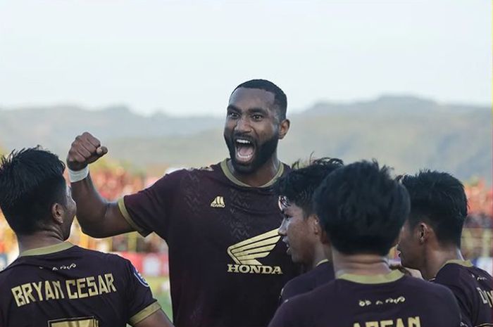 Pemain PSM Makassar, Yuran Fernandes, menyuarakan protes inkompetensi wasit, untuk kemudian disentil Erick Thohir.