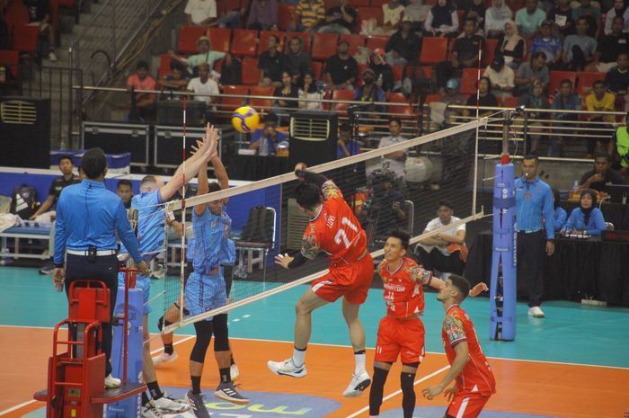 Aksi spike hitter Surabaya Samator, Luvi Febrian Nugraha, ke arah pertahanan Palembang Bank SumselBabel pada pekan kedua final four Proliga 2025 di GOR Jatidiri, Semarang, Jawa Tengah, 24 April 2025.