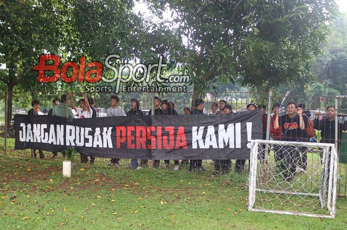 Sejumlah The Jakmania memberikan dukungan kepada Persija Jakarta saat berlatih di Lapangan Nirwana Park, Sawangan, Jawa Barat, 13 Mei 2025.