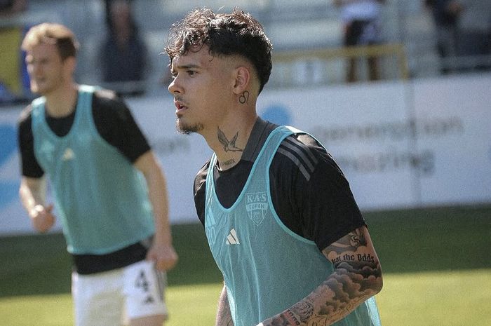 Shayne Pattynama melakukan pemanasan saat laga KAS Eupen Vs RFC Seraing, Sabtu (12/4/2025).