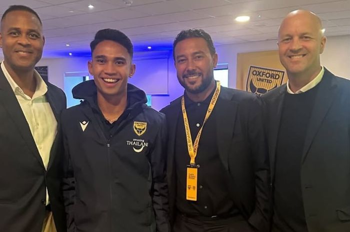 Pelatih Timnas Indonesia Patrick Kluivert (kiri), Marselino Ferdinan, Denny Landzaat, dan Jordi Cruyff saat berfoto bersama dalam kunjungannya ke Oxford United.