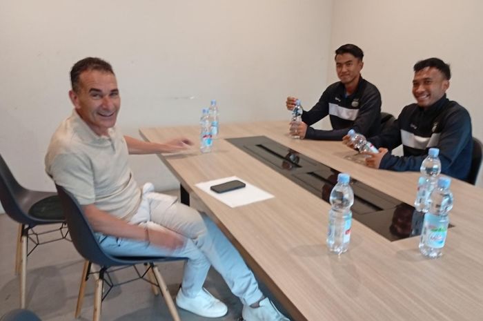 Pelatih Timnas U-23 Indonesia, Gerald Vanenburg, saat menemui pemain Persib Bandung Robi Darwis hingga Kakang Rudianto jelang Piala AFF U-23 2025.
