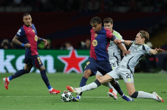 Lamine Yamal beraksi saat Barcelona menjamu Benfica pada babak 16 besar Liga Champions 2024-2025.