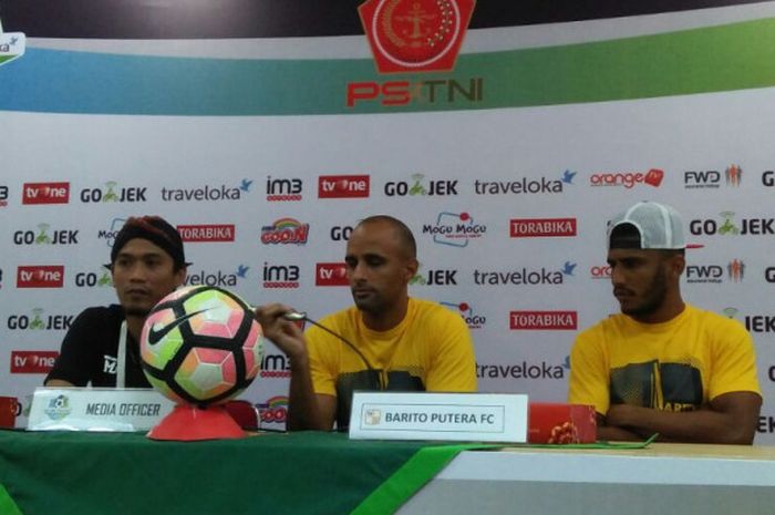 Eks pemain Barito Putera  Willian Lira (kanan) dirumorkan pindah ke klub Malaysia, Selangor FC.