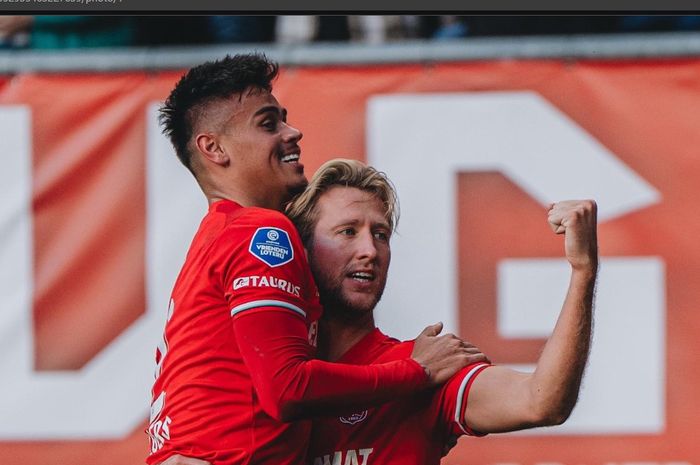 Media Belanda ungkap nilai transfer bek Timnas Indonesia Mees Hilgers berhasil mencetak gol dan membawa FC Twente membantai tim papan bawah serta meroket ke empat besar Liga Belanda 2024-2025.