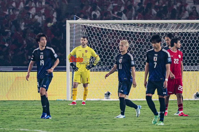 Kiper Timnas Indonesia, Maarten Paes (tengah), saat bertanding dalam laga Grup C Kualifikasi Piala Dunia 2026 Zona Asia melawan Timnas Jepang di Stadion Utama Gelora Bung Karno, Senayan, Jakarta, Jumat (15/11/2024).