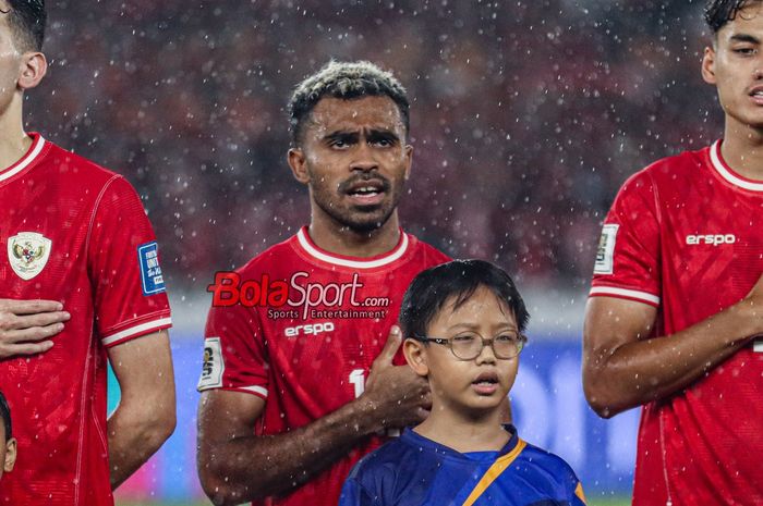 Pemain Timnas Indonesia, Yakob Sayuri, sedang menyanyikan lagu Indonesia Raya jelang berlaga di Stadion Utama Gelora Bung Karno, Senayan, Jakarta, Jumat (15/11/2024).
