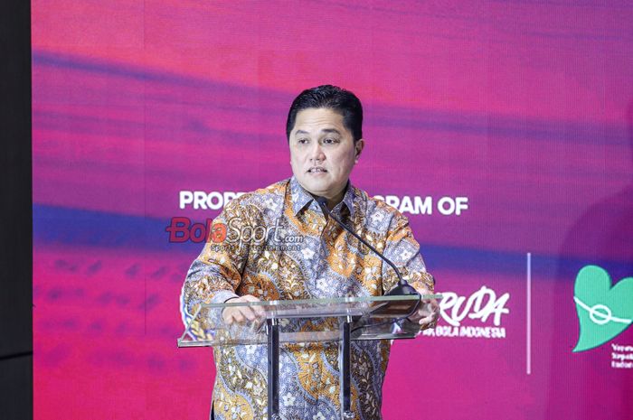 Ketua Umum PSSI Erick Thohir saat memberikan pernyataan kepada awak media, di Mandiri University Daan Mogot, Jakarta Barat, Selasa (6/5/2025).