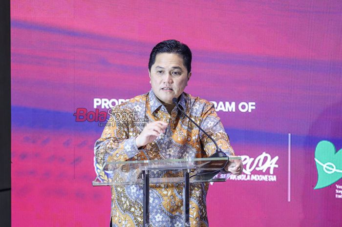 Ketua Umum PSSI Erick Thohir saat memberikan pernyataan kepada awak media, di Mandiri University Daan Mogot, Jakarta Barat, Selasa (6/5/2025).