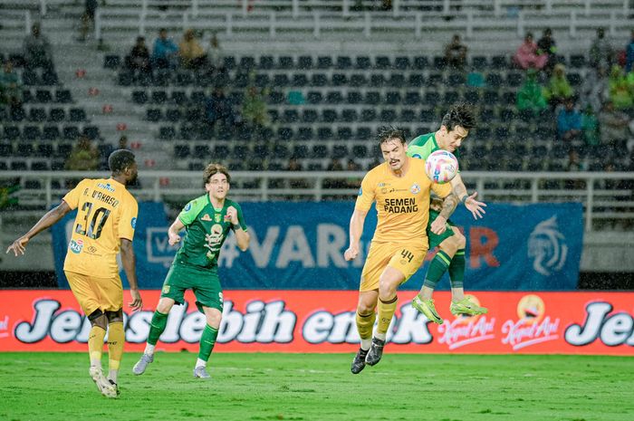 Persebaya Surabaya vs Semen Padang pada pekan ke-32 Liga 1 2024/25, Minggu (11/5/2025).
