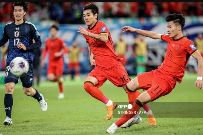 Lin Liangming (kanan) beraksi membela timnas China hadapi Jepang dalam duel Kualifikasi Piala Dunia 2026 di Xiamen Egret Stadium (19/11/2024).