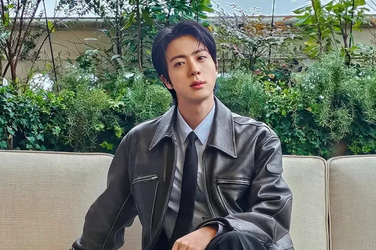 Kasus wanita Jepang yang tiba-tiba Cium Jin BTS kini dilimpahkan ke kejaksaan (Instagram @jin)
