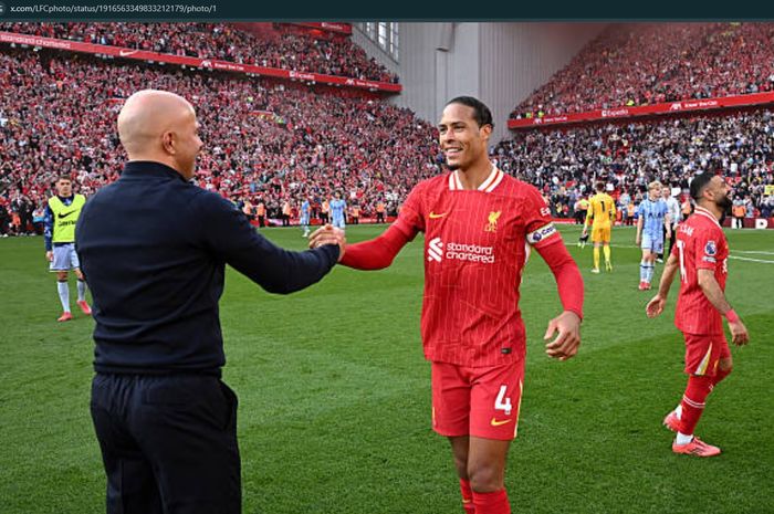 Virgil van Dijk dan Arne Slot saling berjabat tangan usai Liverpool resmi menyandang status juara Liga Inggris 2024-2025.