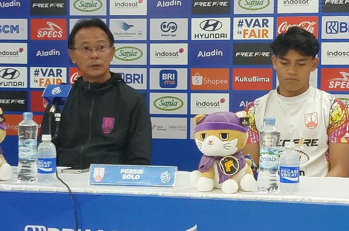 Pelatih Persis Solo, Ong Kim Swee dan pemain Zanadin Fariz, saat memberikan keterangan kepada media jelang melawan Arema FC, Minggu (4/5/2025).