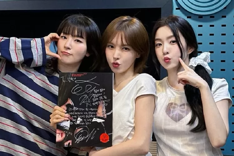 Unit Irene dan Seulgi hadir di Wendy's Youngstreet untuk mempromosikan mini album TILT (X @RVsmtown)