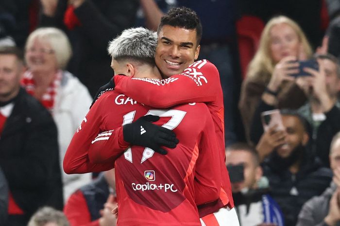 Casemiro dan Alejandro Garnacho merayakan gol Man United ke gawang Leicester City pada duel Piala Liga Inggris di Old Trafford (30/10/2024).