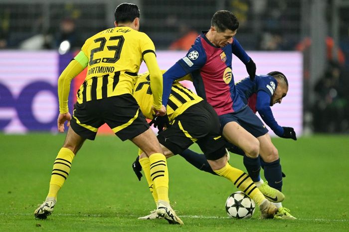Aksi striker Barcelona, Robert Lewandowski, pada laga Liga Champions melawan Borussia Dortmund di Stadion Signal Iduna Park, Rabu (11/12/2024).
