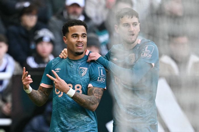 Justin Kluivert (kiri), anak pelatih timnas Indonesia, Patrick Kluivert, merayakan golnya untuk Bournemouth ke gawang Newcastle United pada duel Liga Inggris di St James
